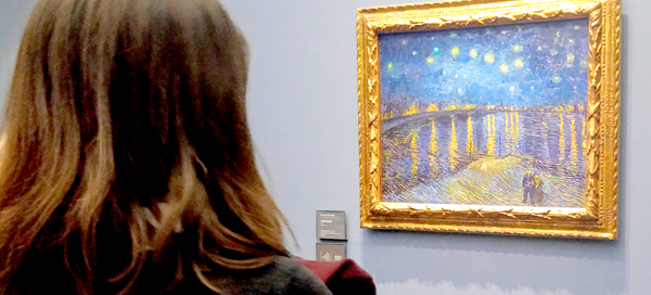 Khách tham quan ngắm bức tranh được vẽ vào năm 1888 của họa sĩ huyền thoại Vincent Van Gogh tại Bảo tàng Orsay (thủ đô Paris, Pháp)