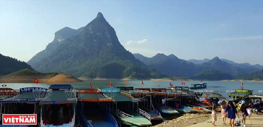 Na Hang lake marina welcomes tourists far and wide.