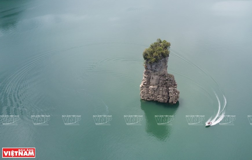 The 'Coc Vai Pha' mountain is located in the upstream of the lake in Lam Binh district, Tuyen Quang province.