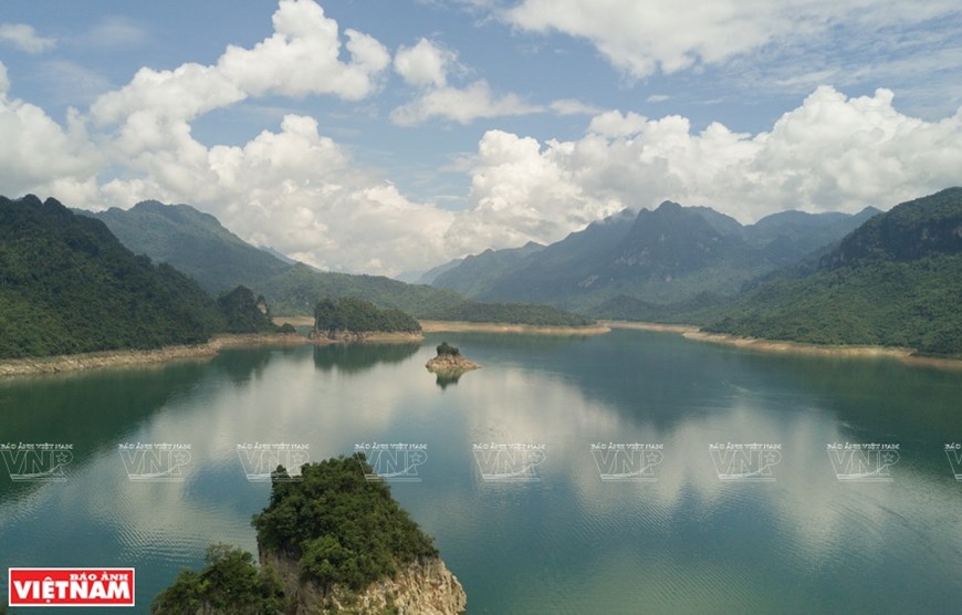 The poetic beauty of Lake Na Hang.