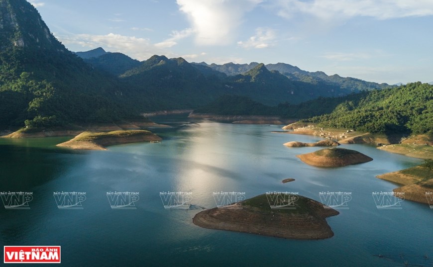 The jade-blue water at Lake Na Hang.