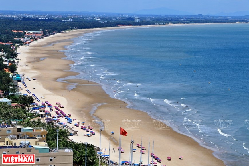 Bai Sau (Back Beach), also known as Thuy Van Beach, is one of several beautiful beaches in Vung Tau city. 