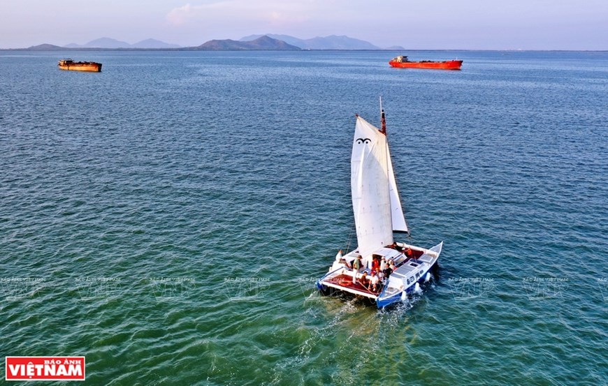 With a stretch of white sand and clear blue sea water, Vung Tau beach attracts visitors all year round. 