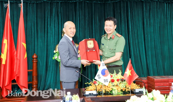 Giám đốc Công an tỉnh trao quà lưu niệm cho ông Kang Myongil, Tổng Lãnh sự Hàn Quốc tại TP.HCM.