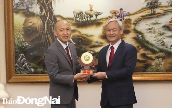 Bí thư Tỉnh ủy Nguyễn Phú Cường tặng quà lưu niệm cho ông Kang Myongil, tân Tổng lãnh sự Hàn Quốc tại TP.HCM