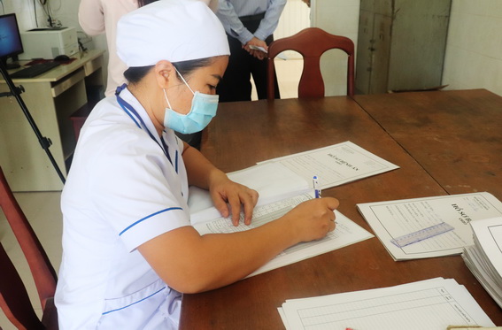Nhân viên y tế Bệnh viện Phổi Đồng Nai trong giờ làm việc