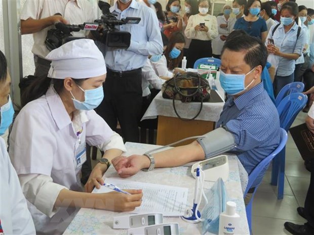 A man joins medical check-up before getting vaccinated (Photo: VNA)