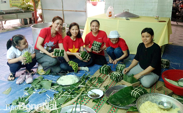 Giáo viên Trường mần non Hòa Hưng (P.An Hòa, TP.Biên Hòa) tổ chức làm bánh chưng nhân ngày giỗ Tổ Hùng Vương 2021