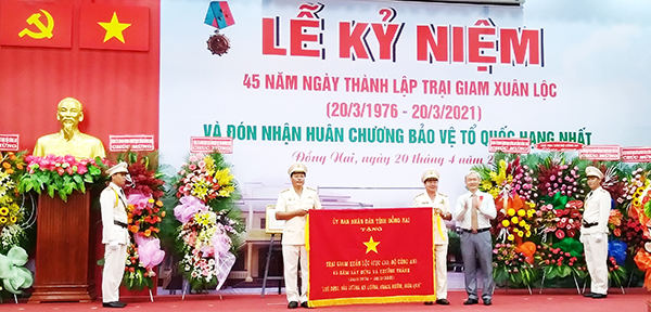 Ủy viên Trung ương Đảng, Bí thư Tỉnh ủy, Chủ tịch HĐND tỉnh Nguyễn Phú Cường trao tặng bức trướng của UBND tỉnh cho Trại giam Xuân Lộc.