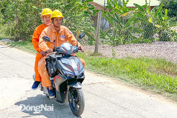 Mỗi kíp trực, các nhân viên Tổ Quản lý và vận hành lưới điện Tân Phú (Điện lực Định Quán) phải di chuyển hơn 100km (cả đi và về) từ nhà đến xã Đắc Lua để làm việc. Ảnh: Đăng Tùng