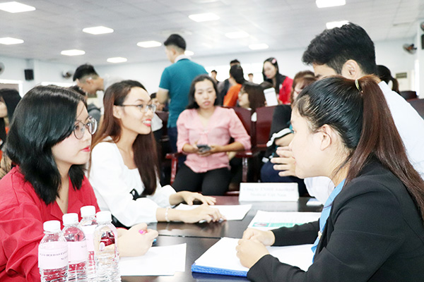Một buổi giao lưu giữa nhà tuyển dụng và thực tập sinh do Trường đại học Lạc Hồng tổ chức. Ảnh: H.Yến