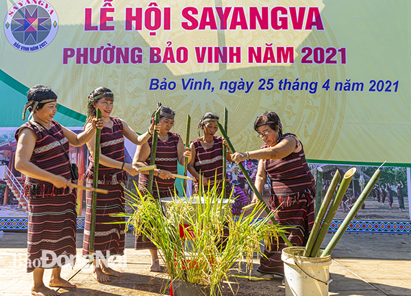 Bà con Chơ ro ở KP.Ruộng Lớn, P.Bảo Vinh, TP.Long Khánh tái hiện cách làm cơm lam tại Lễ hội Sayangva