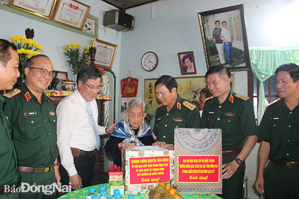 Thượng tướng Nguyễn Tân Cương và đoàn công tác thăm, tặng quà mẹ Việt Nam anh hùng Võ Thị Anh, xã Tam An