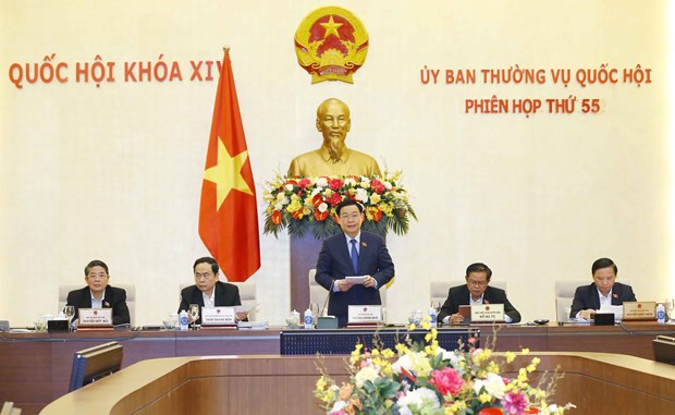 National Assembly Chairman Vuong Dinh Hue speaks at the session.