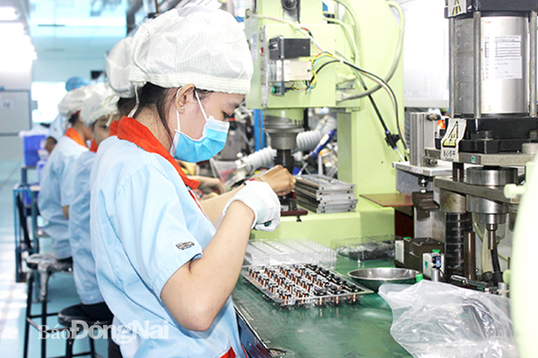 Sản xuất linh kiện điện tử xuất khẩu tại Công ty TNHH Kyokuto Việt Nam ở Khu công nghiệp Nhơn Trạch 3, giai đoạn 2. Ảnh: H.Giang