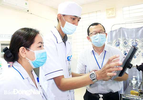Nhân viên y tế Bệnh viện Đa khoa khu vực Long Khánh sử dụng thành thạo bệnh án điện tử, giảm thời gian ghi bệnh án, tăng thời gian chăm sóc cho bệnh nhân. Ảnh: Hạnh Dung