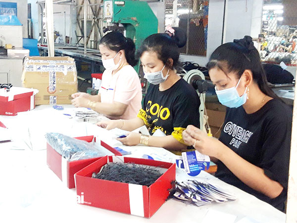 Công nhân Công ty TNHH Cao su màu (Khu công nghiệp Biên Hòa 1) trong giờ làm việc. Ảnh: Công Nghĩa