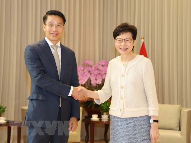  Vietnamese Consul General to Hong Kong Pham Binh Dam (L) and Chief Executive of Hong Kong Carrie Lam at the reception.