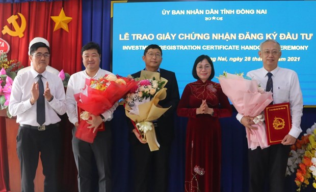 Dong Nai officials present investment certificates to foreign investors on April 28.