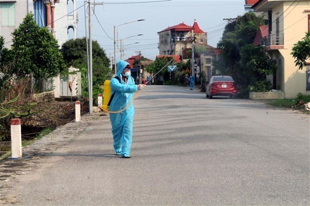 Spraying chemicals to disinfect Quan Nhan village of Nhan Dao commune, Ha Nam province's Ly Nhan district, where Patient 2899 resides. (Photo: VNA)