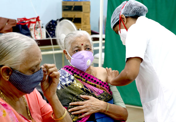 Pramila Shah, 82 tuổi, được tiêm ngừa liều thứ hai của vaccine Covishield (một loại vaccine phòng coronavirus do Viện Huyết thanh Ấn Độ sản xuất) tại một trung tâm tiêm chủng ở Mumbai (Ấn Độ) ngày 28-4. Ảnh: Reuters
