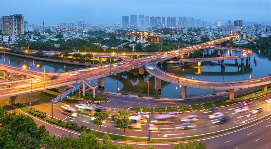 The 17.8-kilometer long, 120-meter wide Nguyen Van Linh Boulevard begins at Huynh Tan Phat Street in District 7 and ends at National Highway 1A in Binh Chanh district. It has 10 lanes and 40 bridges and total investment of 100 million USD. It plays an important role to the development of the city’s southern region as it links to such key projects as Tan Thuan processing and exporting zone, Phu My Hung urban area, Hiep Phuoc industrial zone, Hiep Phuoc port, Phu My bridge and Thu Thiem new urban area.