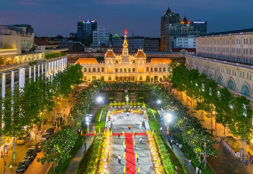 The building of the municipal People’s Committee is a symbol of the city. The building features well-preserved French colonial architecture in a spacious garden landscape. Originally constructed as a hotel in 1898 by French architect Gardes, it now serves as a city hall and one of the city’s most iconic landmarks.