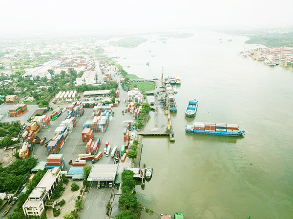 Hạ tầng cảng biển là một trong những ưu tiên phát triển của Đồng Nai để phục vụ giao thương, xuất nhập khẩu hàng hóa ngày càng gia tăng trên địa bàn. Trong ảnh: Một góc cảng Đồng Nai. Ảnh: V.Thế