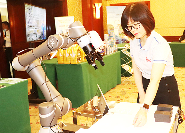 Công ty TNHH Kỹ thuật tự động ETEC (TP.HCM), một trong những thương hiệu hàng đầu Việt Nam về thiết bị tự động hóa công nghiệp, giới thiệu sản phẩm robot. Ảnh: H.Giang