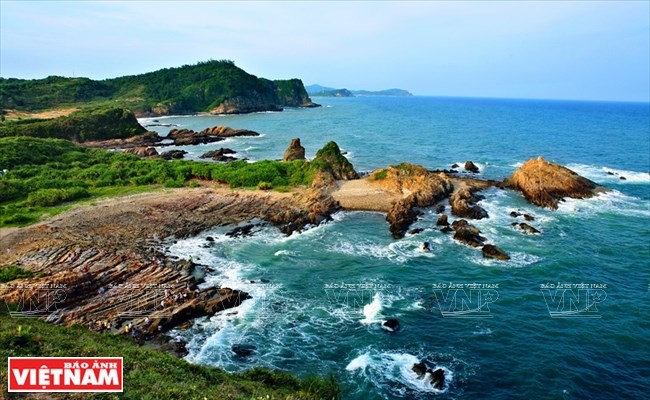 Located in Co To, Mong Rong (Dragon Claw) Rock Area is a favourite destination for visitors to the island.The rocky area, also called Cau Mi, covers more than 40 hectares, stretching two kilometres northeast to southwest of the island. It has large rocks and mountains reaching out to the sea which look like dragon claws, and thus is called Mong Rong. 