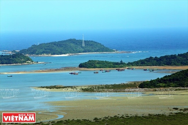 From the Lighthouse, tourists can see Small Co To and Thanh Lan islands, home to enchanting golden sand beaches. 