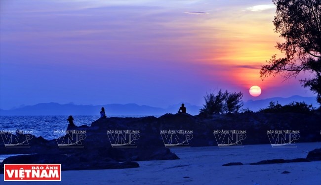 While Hong Van beach and Mong Rong Rock Area are places to enjoy beautiful sunrise, Van Chay beach at the end of Big Co To island is a very poetic and peaceful place to watch sunset.