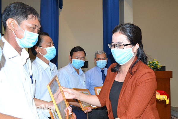 Bí thư Đảng ủy Khối DN tỉnh Lê Thị Ngọc Loan, khen thưởng các tổ chức cơ sở Đảng đạt tiêu chuẩn trong sạch, vững mạnh tiêu biểu năm 2020.