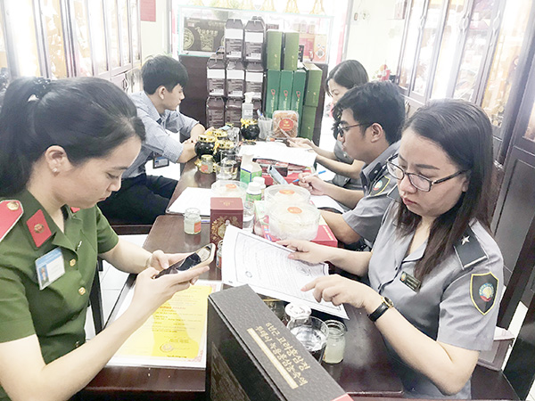Đoàn kiểm tra liên ngành số 1 của tỉnh kiểm tra đột xuất công tác an toàn vệ sinh thực phẩm tại một cơ sở kinh doanh thực phẩm trên địa bàn TP.Biên Hòa