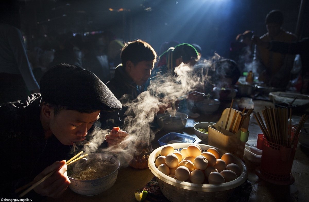 A photo taken by Nguyen Huu Thong, named "Bua sang o Cho Phien”, “Flea Market Breakfast” was captured at a rural market in the northern highlands province of Ha Giang. The image won first prize in the Food at the Table category.