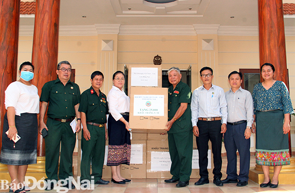 Hội Hữu nghị Việt Nam – Lào tỉnh trao tặng khẩu trang y tế cho Tổng lãnh sự quán Lào tại TP.HCM