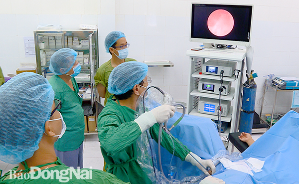  Các bác sĩ thực hiện tán sỏi nội soi ngược dòng bằng laser cho bệnh nhân đầu tiên tại Trung tâm y tế Nhơn Trạch. Ảnh: Khánh Lộc: