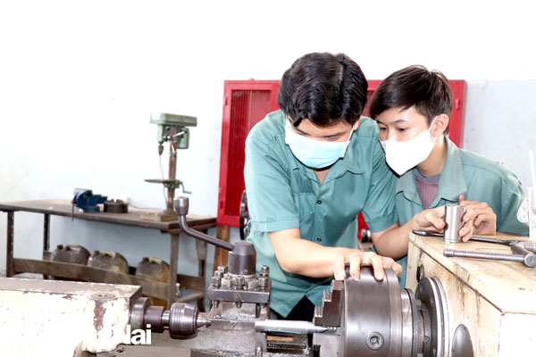 Học viên lớp trung cấp ngành cắt gọt kim loại, Trường cao đẳng Kỹ thuật Đồng Nai trong tiết thực hành gia công tiện. Ảnh: Hải Yến