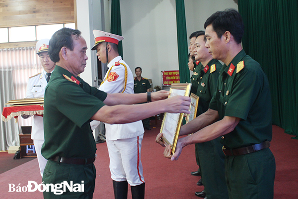  Đại tá Huỳnh Thanh Liêm trao Bằng khen của UBND tỉnh cho các tập thể, cá nhân