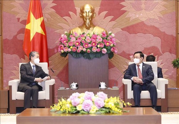 NA Chairman Vuong Dinh Hue (right) receives Chinese Ambassador to Vietnam Xiong Bo. 