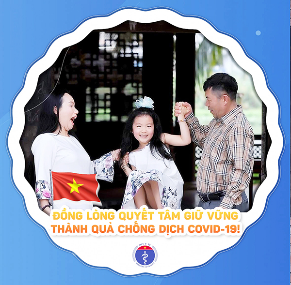 Chị Phạm Hồng Hoa đăng ảnh gia đình mình trên mạng với khuôn ảnh cổ động phòng, chống dịch Covid-19 của Bộ Y tế Việt Nam