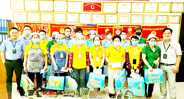 Công đoàn cơ sở Công ty TNHH Hwasung Vina (H.Nhơn Trạch) thăm, tặng quà công nhân có hoàn cảnh khó khăn. Ảnh: L.Mai