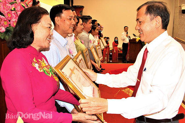 Phó trưởng ban Tuyên giáo Tỉnh ủy Phạm Tấn Linh trao bằng khen của UBND tỉnh gương Người tốt, việc tốt năm 2020 cho bà Nguyễn Thị Hòa (TT.Dầu Giây, H.Thống Nhất) vào tháng 12-2020. Ảnh: Văn Truyên