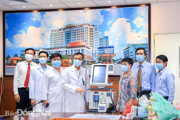 Lãnh đạo Tổng Công ty Sonadezi (bên phải) trao tặng máy thở cho Bệnh viện Đa khoa Đồng Nai.