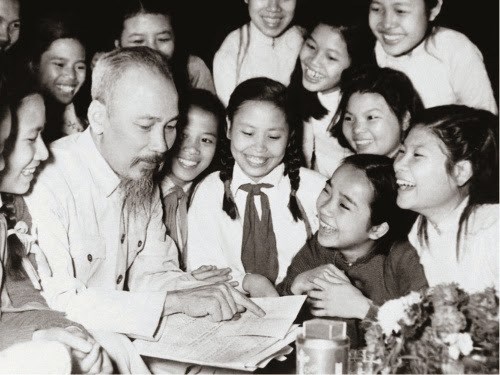 President Ho Chi Minh surrounded by children (Source: VNA)