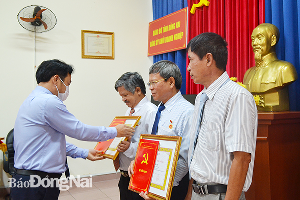 Ban thường vụ Đảng ủy Khối doanh nghiệp tỉnh trao Huy hiệu Đảng cho các đảng viên.