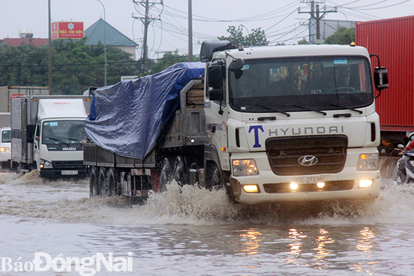 Nước ngập khu vực Cổng 11 đường Bùi Văn Hòa khiến xe cộ lưu thông khó khăn
