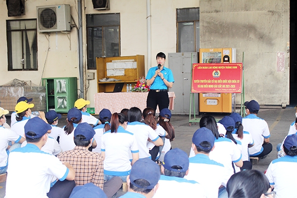 Đại diện Liên đoàn Lao động H.Trảng Bom tuyên truyền về bầu cử trong công nhân lao động. Ảnh: LAN MAI