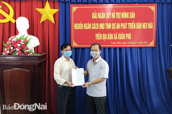 Đồng chí Nguyễn Tuấn Anh, Tỉnh ủy viên, Chủ tịch Hội Nông dân tỉnh trao vốn cho 10 hộ nông dân tại xã Xuân Phú, H.Xuân Lộc 