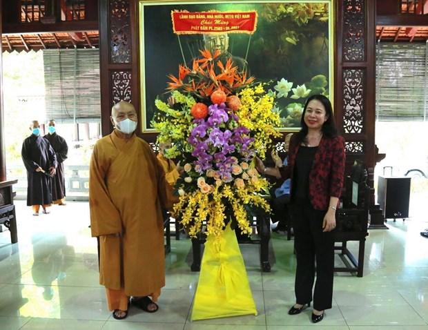 Vice President Vo Thi Anh Xuan extends congratulations to Buddhist dignitaries and followers on the occasion of Lord Buddha’s 2565th birthday. (Photo: VNA)